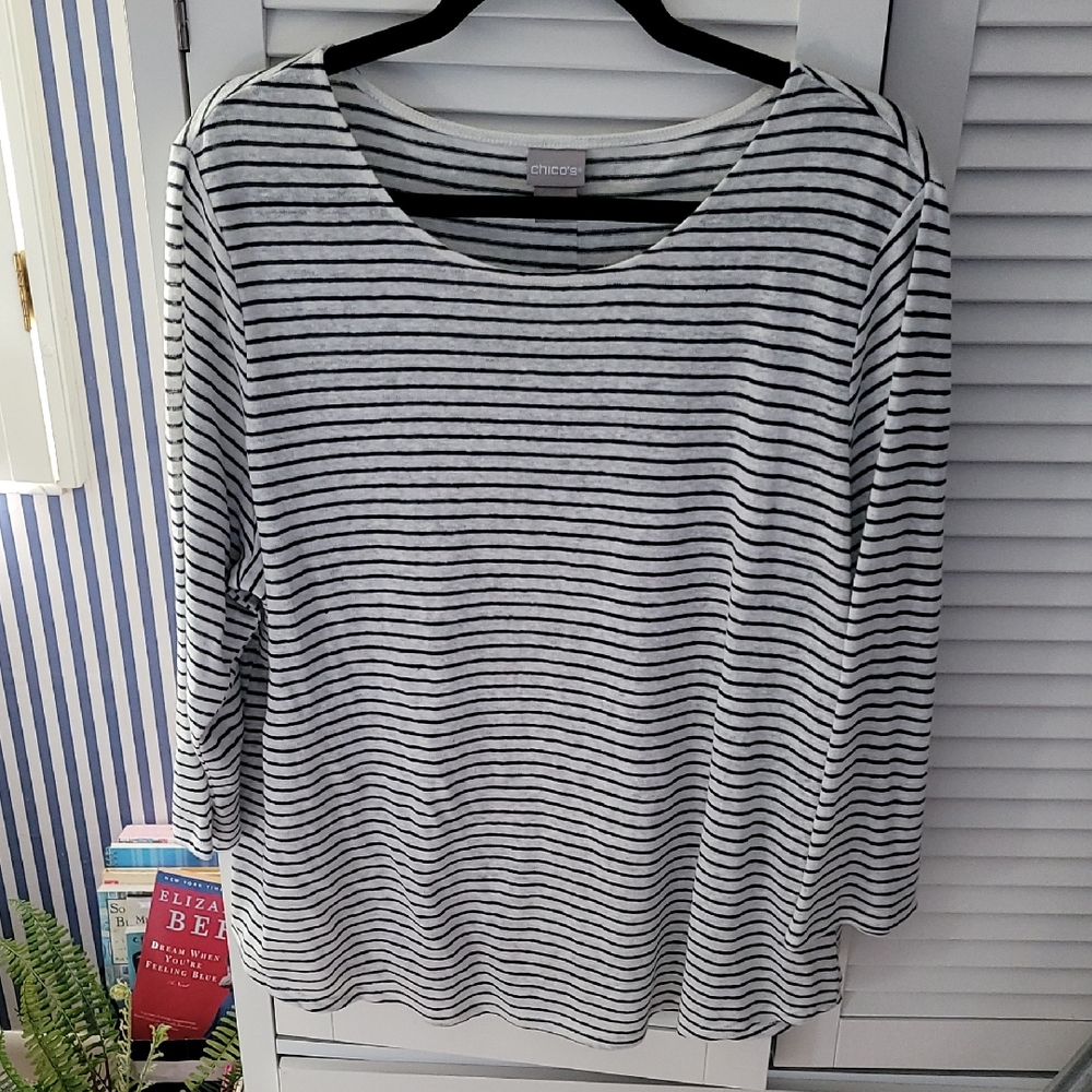Chico's Slub Linen Knit Black & White 3/4 Sleeve Tee. Back Button Detail.